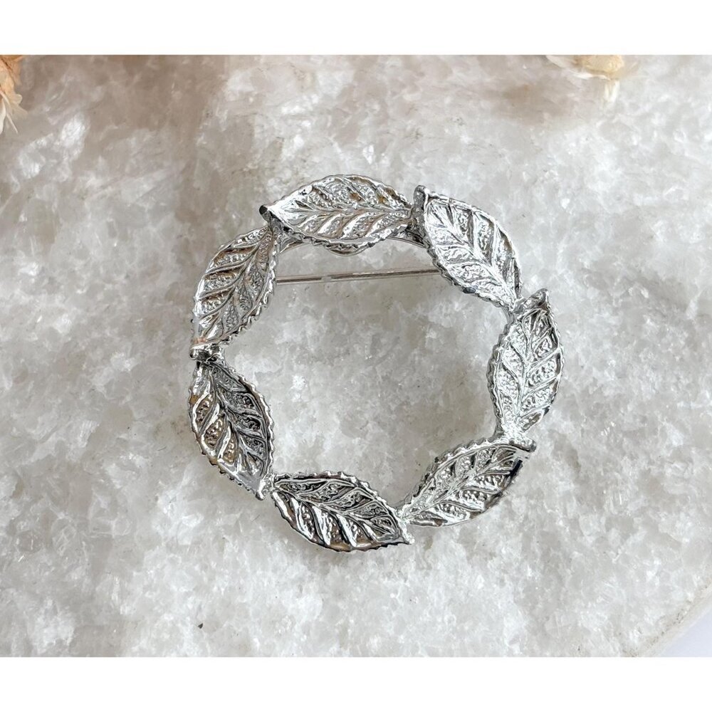 Gerry's Designer Leaf Shaped Wreath Textuerd Classic Vintage Cute Brooch